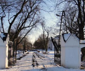 To jedno z najmniejszych miast w województwie łódzkim. Mieszka w nim mniej osób niż na wsiach