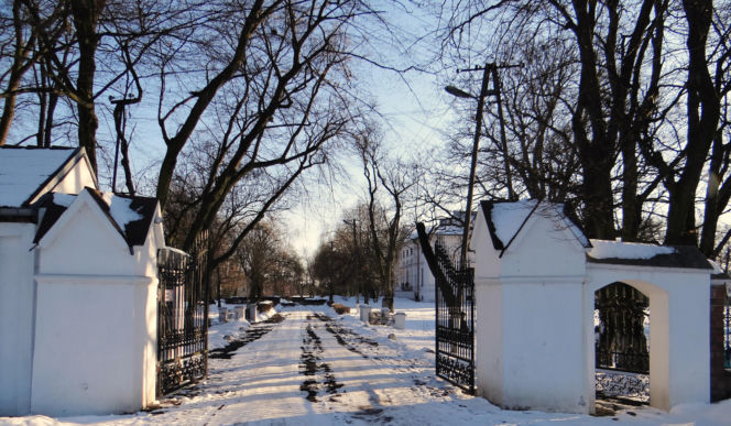 To jedno z najmniejszych miast w województwie łódzkim. Mieszka w nim mniej osób niż na wsiach