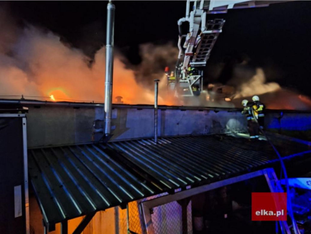 Potężny pożar marketu w Górze. 28 zastępów w akcji 