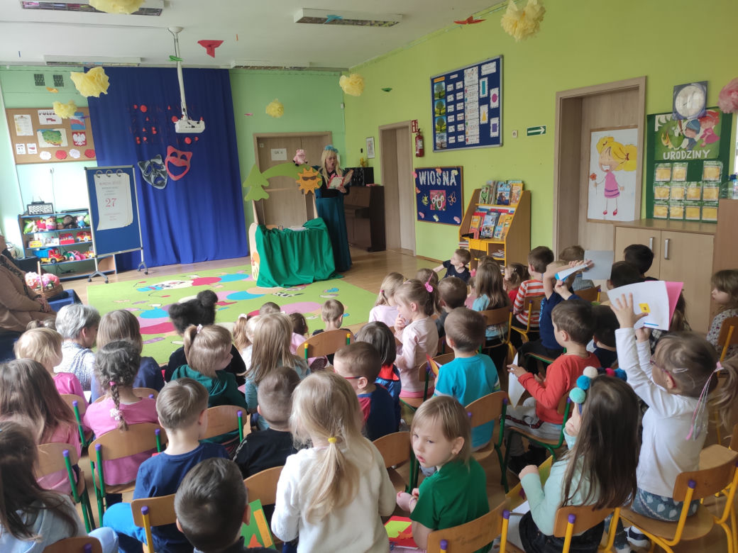 Dzień teatru z Eską, aktorami i radomskimi maluchami