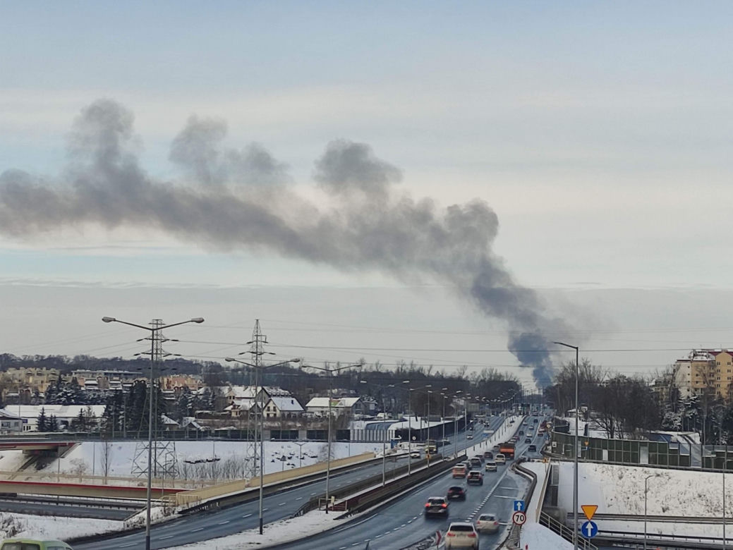 Kłęby dymu nad Krakowem! Pożar na ul. Malborskiej. Co się pali?