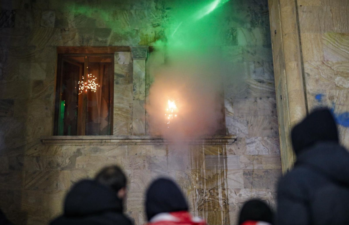 „Rewolucja fajerwerków”. Kolejna brutalna noc w Tbilisi 