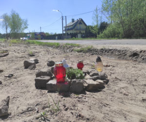 Znicze na miejscu tragedii w Krupiej Wólce