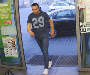 Napadli na sklep w Szczekocinach. Policja publikuje zdjęcia z monitoringu i prosi o pomoc [ZDJĘCIA, WIDEO]