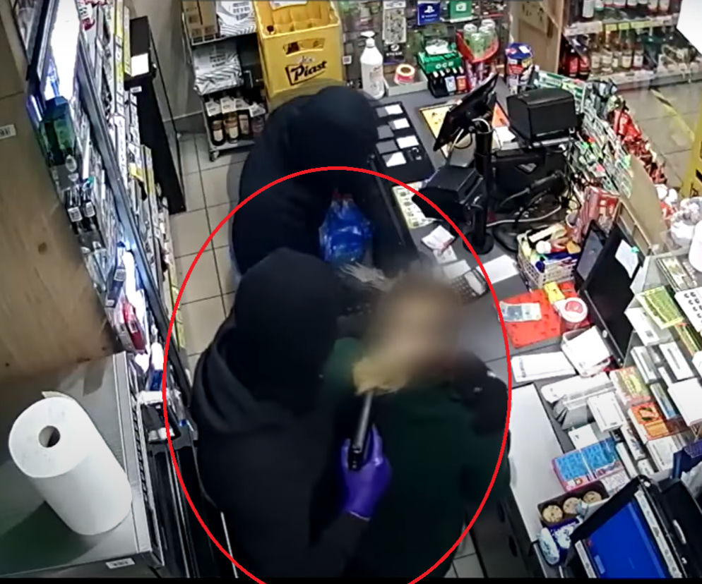 Napadali na sklepy z maczetami i bronią! Policja publikuje nagranie [FILM]