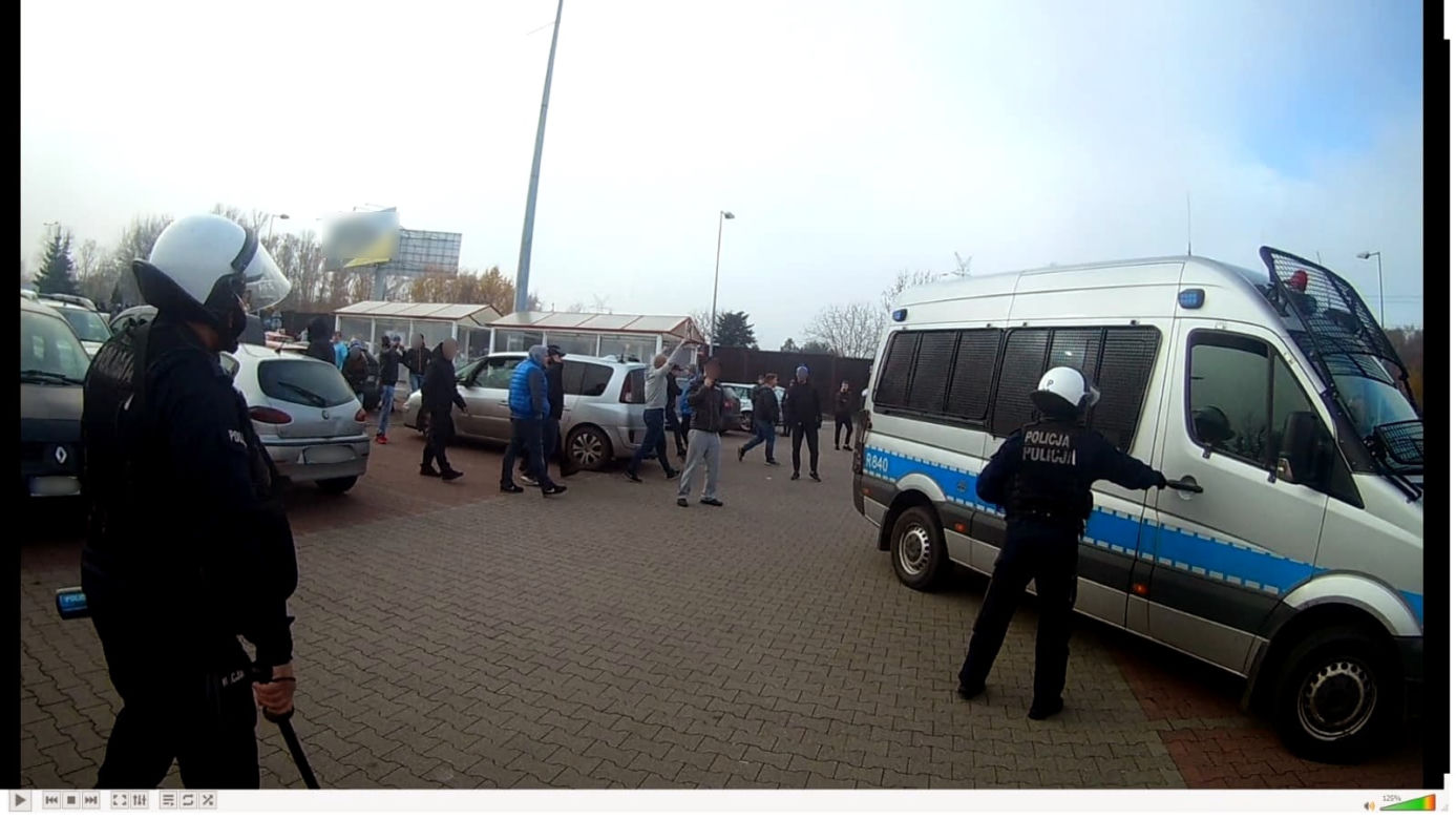 Policja powstrzymała chuliganów przed bójką [ZDJĘCIA]