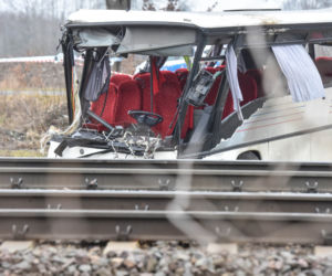 Kierowca autobusu zginał na torach, zamknięty w śmiertelnej pułapce