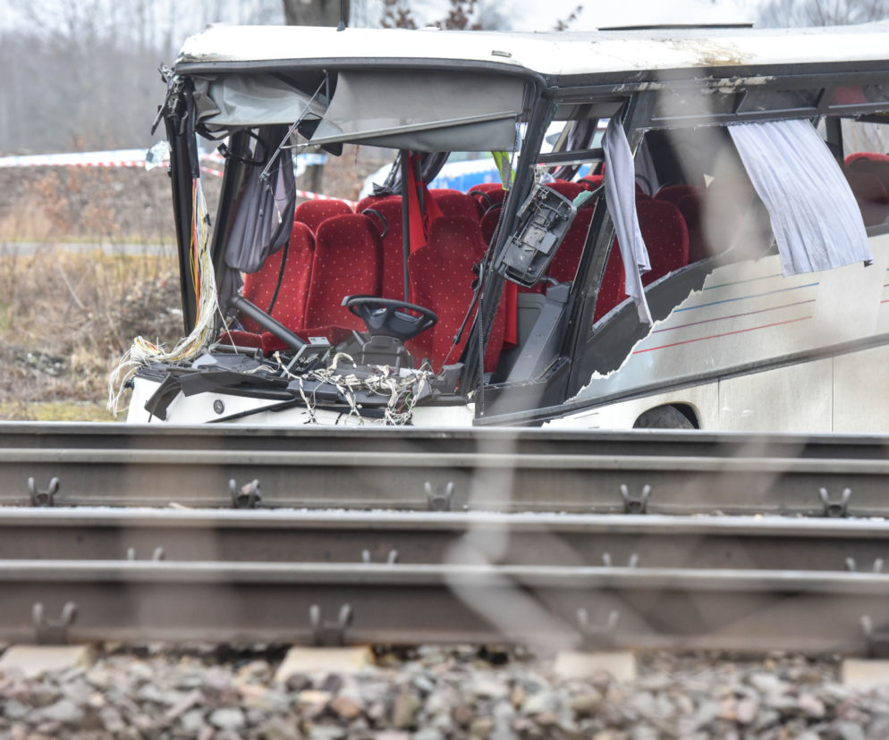 Kierowca autobusu zginał na torach, zamknięty w śmiertelnej pułapce
