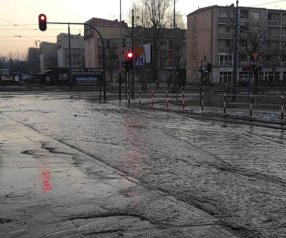 Łódź. Awaria wodociągowa na Łagiewnickiej