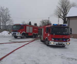 POŻAR na Zbąszyńskiej w Łodzi i EWAKUACJA LUDZI. Hala z podpałką do grila PŁONĘŁA JAK POCHODNIA 
