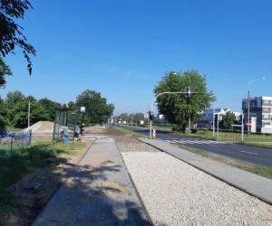 Budowa ścieżki rowerowej w ciągu Szosy Bydgoskiej na finiszu. Tak wyglądają prace w Toruniu