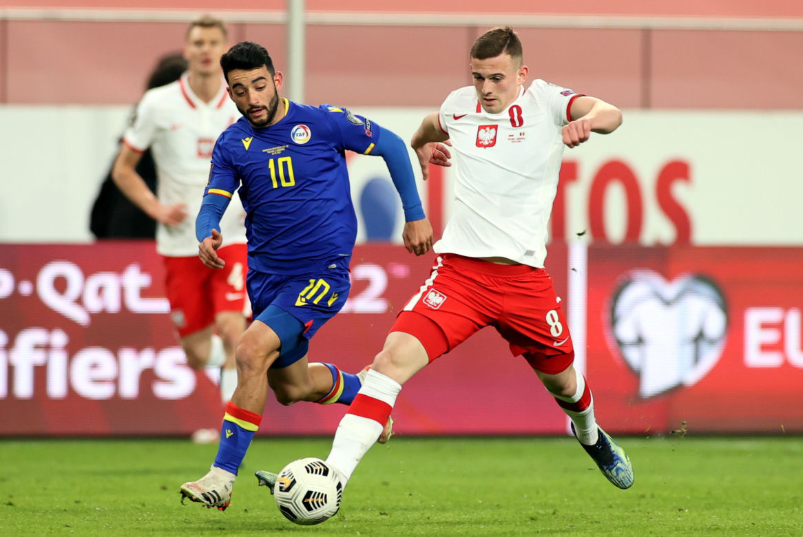 Kacper Kozłowski w objęciach brunetki