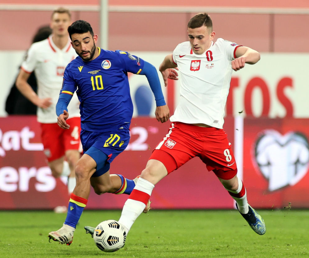 Kacper Kozłowski w pojedynku z Jordim Alaezem