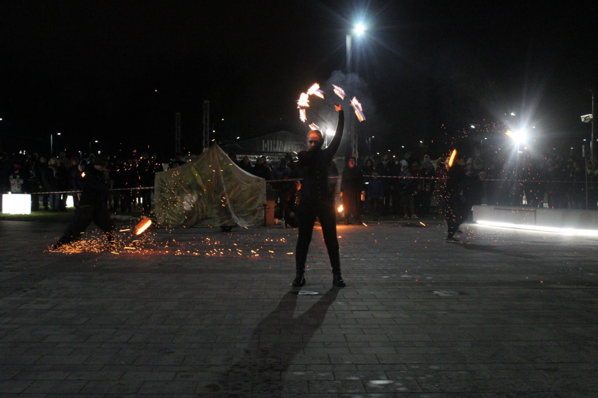 WOŚP 2023 w Krakowie: Fire Show w Nowej Hucie w wykonaniu grupy Spontan Fire