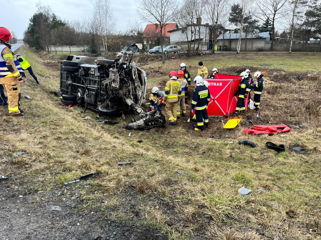 Śmiertelny wypadek pod Bełchatowem. Pasażerka busa zginęła w zderzeniu z tirem na DK nr 74.