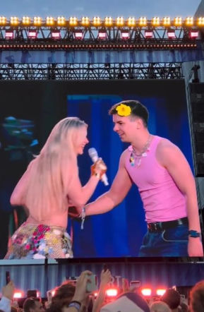 Radny z Konina na scenie z Zara Larsson