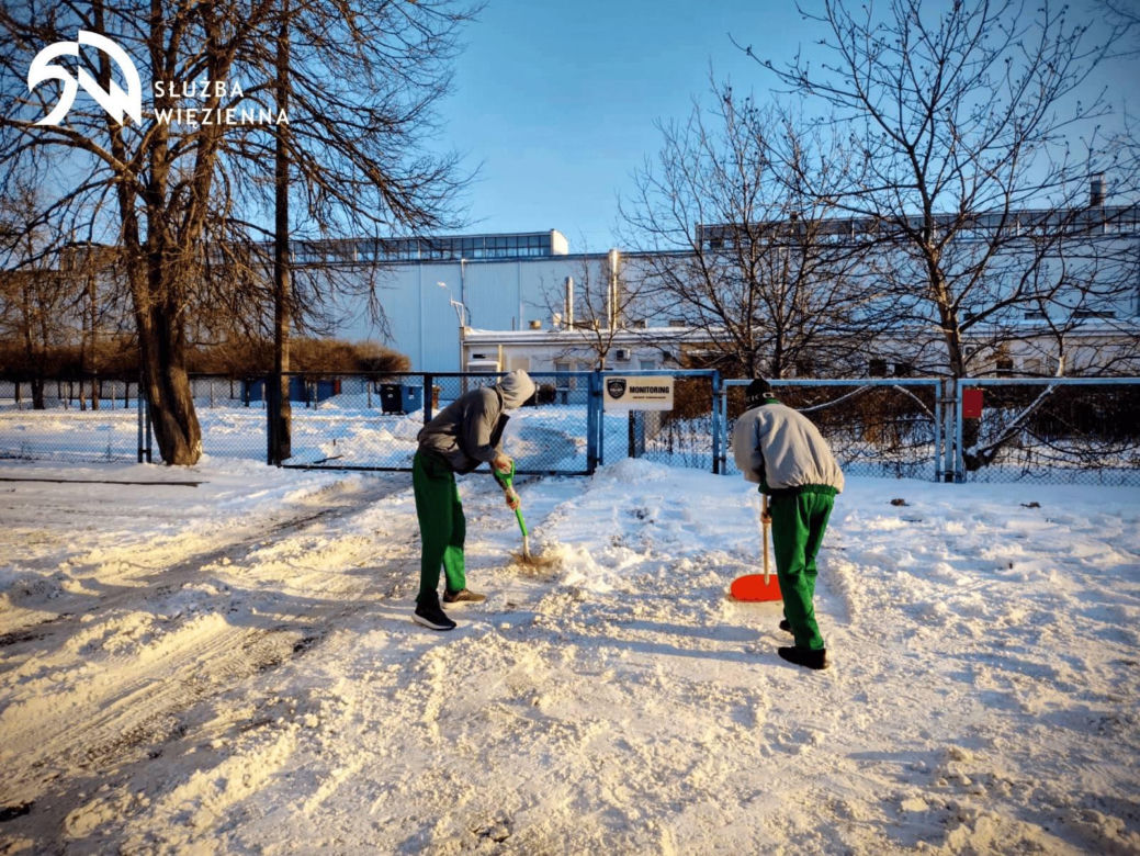 Osadzeni odśnieżają miasto