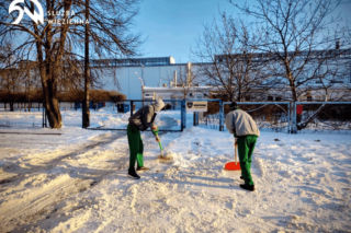 Osadzeni odśnieżają miasto