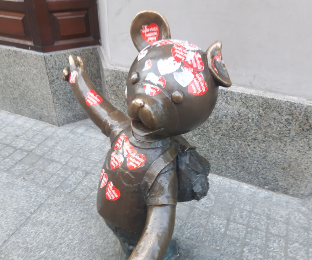 Oklejone pomniki na Piotrkowskiej