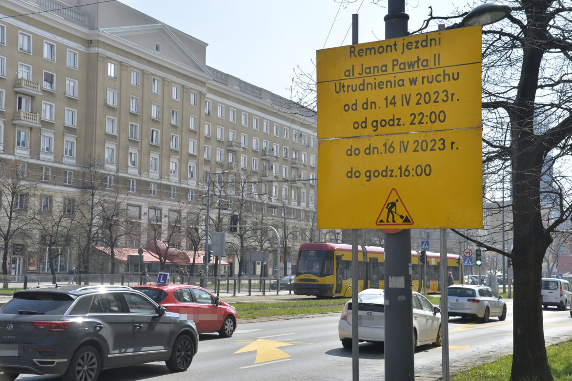 Drogowcy zwężą al. Jana Pawła II. Weekendowe frezowanie jezdni  Dziękuję 