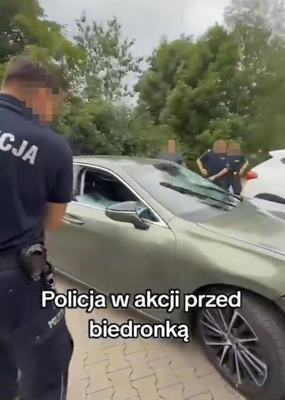 Strzelanina pod "Biedronką" w Bolkowie. Wyciekło szokujące nagranie z interwencji. Policjant ranny
