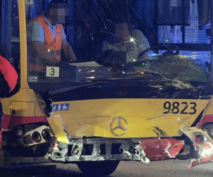 Rozpędzonym audi wjechał w autobus. Zdjęcia szokują