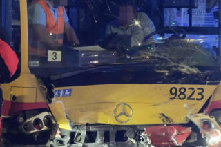 Rozpędzonym audi wjechał w autobus. Zdjęcia szokują