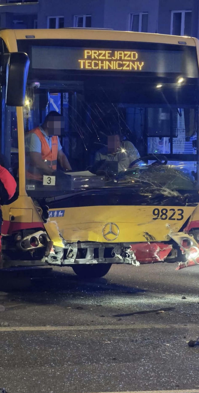 Rozpędzonym audi wjechał w autobus. Zdjęcia szokują