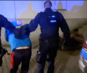 Horror w Warszawie! Mężczyzna próbował zgwałcić kobietę na przystanku. Nagranie pomogło w zatrzymaniu