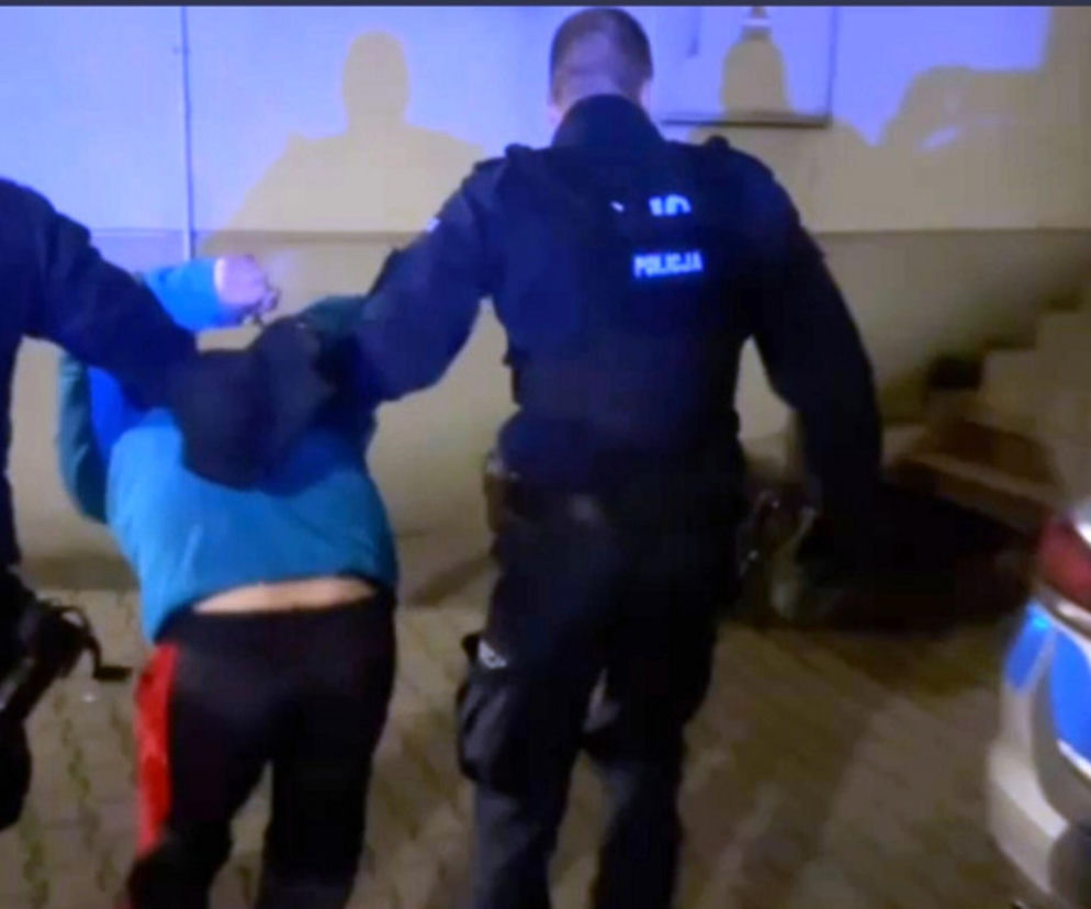 Horror w Warszawie! Mężczyzna próbował zgwałcić kobietę na przystanku. Nagranie pomogło w zatrzymaniu