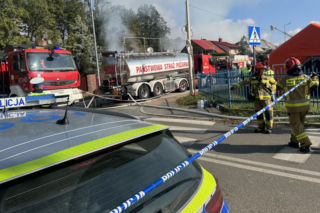 Dym wciąż unosi się nad pogorzeliskiem w Nisku. Tu zginęło dwóch strażaków