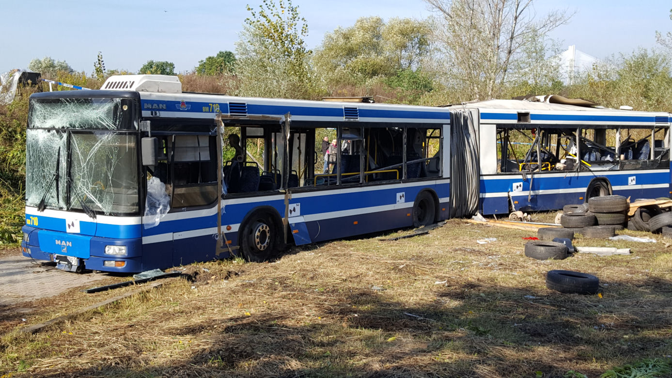 Tak wygląda autobus po wybuchu bomby, którą chciał stworzyć Paweł R.