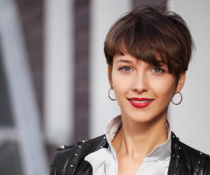 Modne fryzury 2021. Współczesny paź 