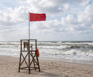 Sinice Darłowo. Czy w Darłowie można się kąpać 28.07? Flaga, warunki pogodowe