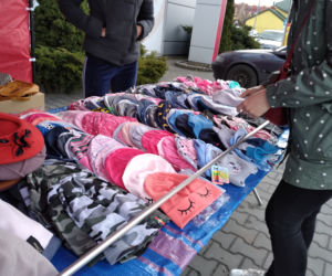 Zamość: Handel przed galerią Revia Park. Sprzedawcy przenieśli się przed galerię