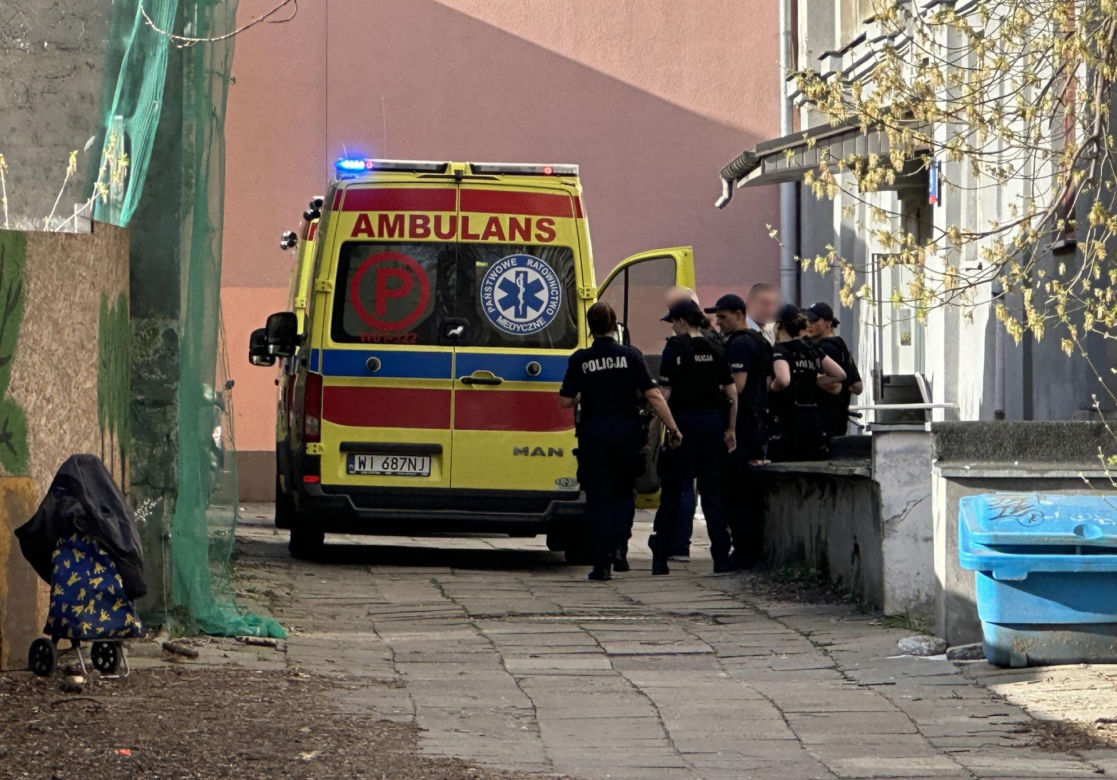 Tragedia na Woli. 15-miesięczne dziecko wypadło z okna. Zmarło mimo reanimacji