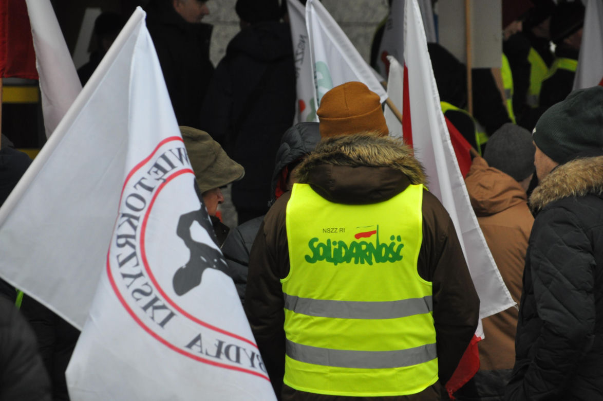 Protest rolników przed Urzędem Wojewódzkim w Kielcach