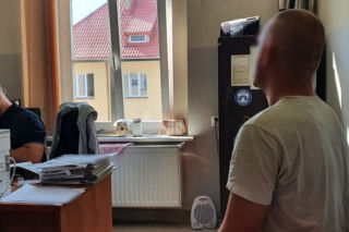 Srebrny bus zmierzał w kierunku Gniezna. To mogło się FATALNIE skończyć