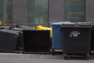 „Cały Grochów w szczurach!”. Mieszkańcy prawobrzeżnej Warszawy ponownie toną we własnych śmieciach