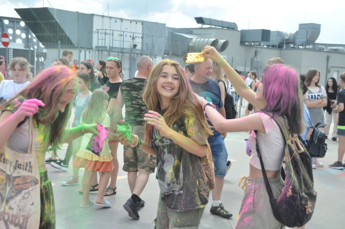 Festiwal kolorów w Kielcach. Szalona zabawa na dachu Galerii Korona