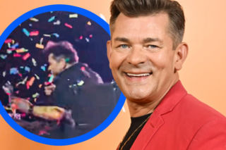 Zenek Martyniuk musiał ratować włosy na scenie. Maszyna wypaliła mu prosto w twarz w trakcie piosenki