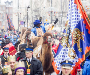 Chiński smok i wielbłądy przejdą przez miasto 
