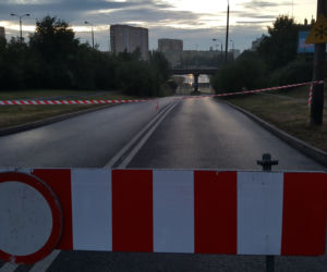 Ulewa w Bydgoszczy. Woda zalała ul. Brzechwy pod wiaduktem kolejowym [ZDJĘCIA]