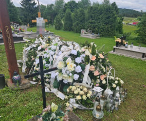 Barwinek. Grób 18-letniej Eweliny w morzu kwiatów i zniczy [ZDJĘCIA]