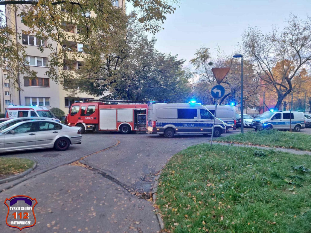 Tragedia w Tychach. 51-letnia kobieta runęła z okna na 9. piętrze bloku. Nie żyje