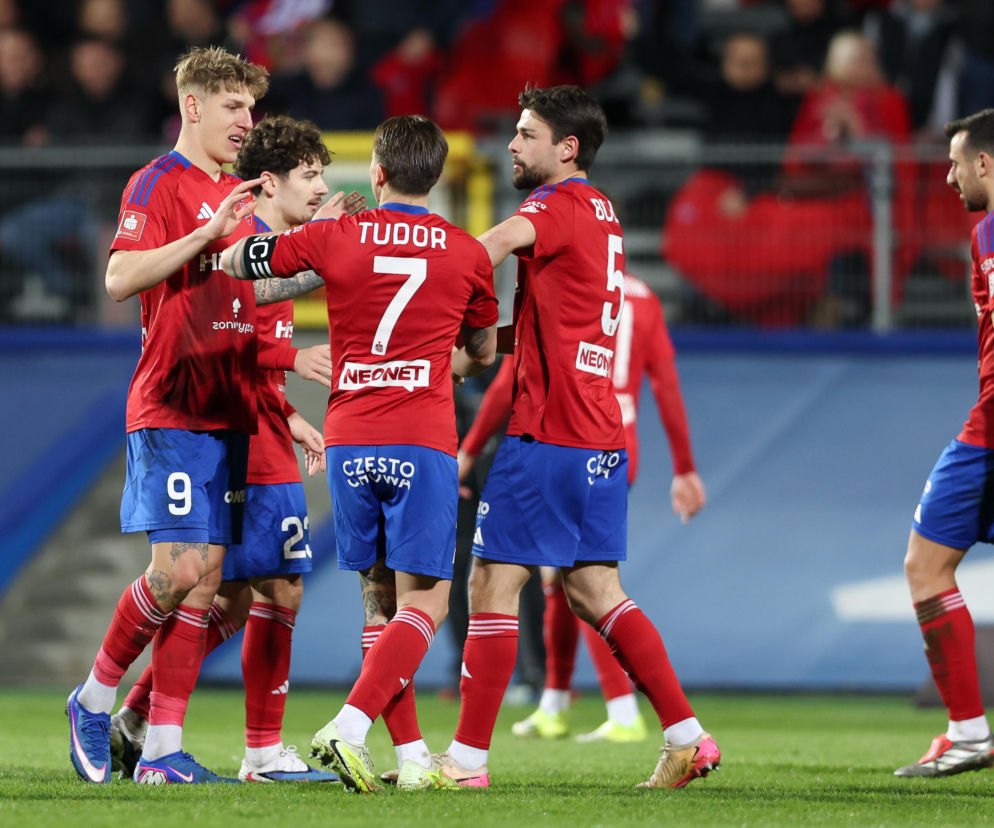 Cieszący się piłkarze Rakowa Częstochowa na boisku. O meczu z Vallettą FC przeczytasz na SE Supersport.
