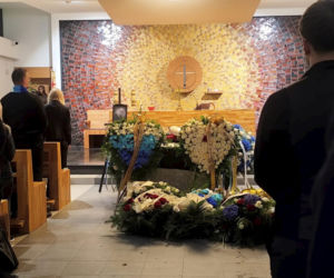 Tłumy ludzi pożegnały zamordowanego kibica w Krakowie