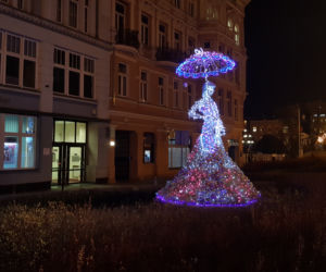 Magia świąt ogarnęła Bydgoszcz! Choinka na Placu Teatralnym zachwyca swoim pięknem!