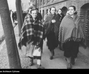 Grupa kobiet w drodze do pracy w fabryce /1918 - 1939