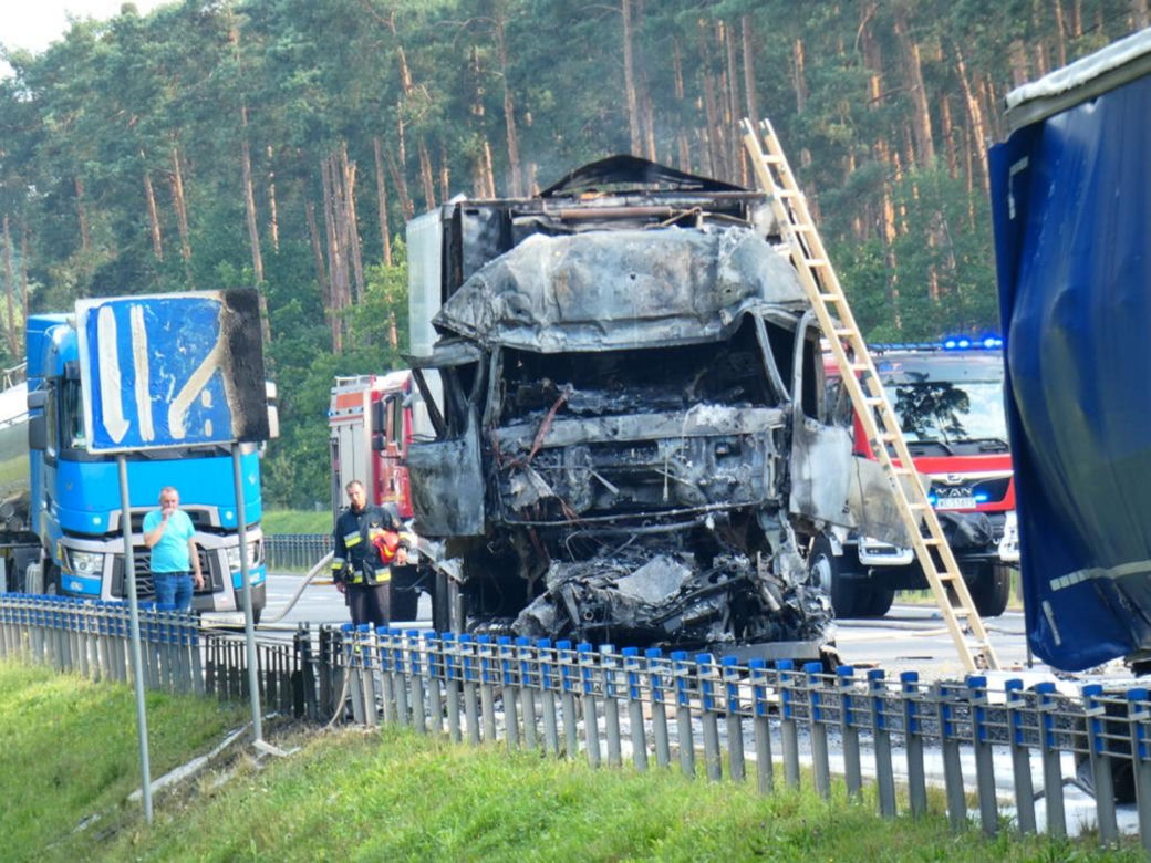 Makabra pod Żyrardowem. Zderzyły się dwie ciężarówki. Jedna z nich stanęła w ogniu! Kierowca zmarł w szpitalu